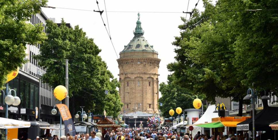 Stadtfest Mannheim mit Blick auf den Wasserturm