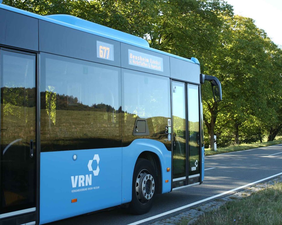 VRN-Bus auf einer Landstraße