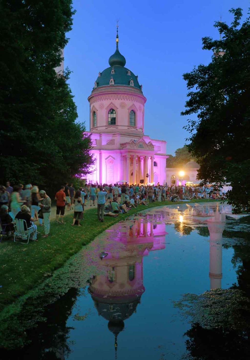 farblich beleuchtetes Schwetzinger Schloss