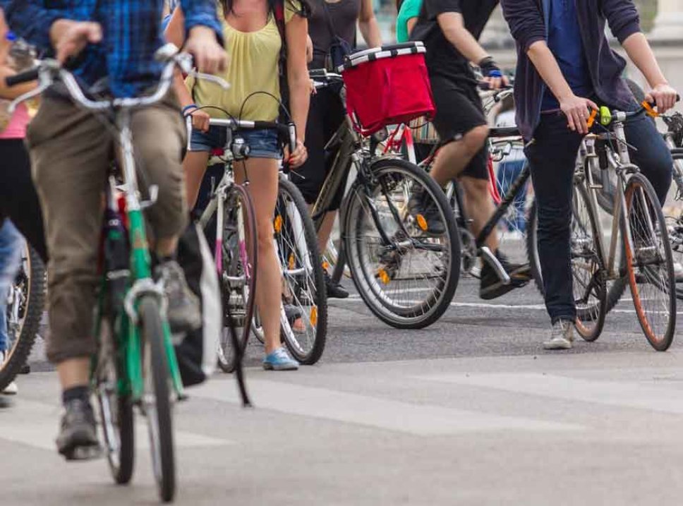Gruppe von Radfahrern auf einer Straße
