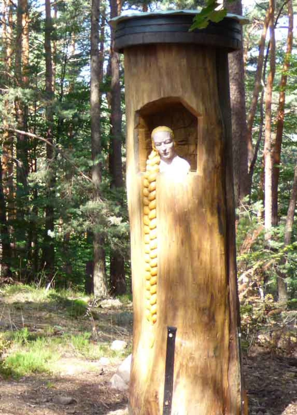 Statue aus Holz im Wald