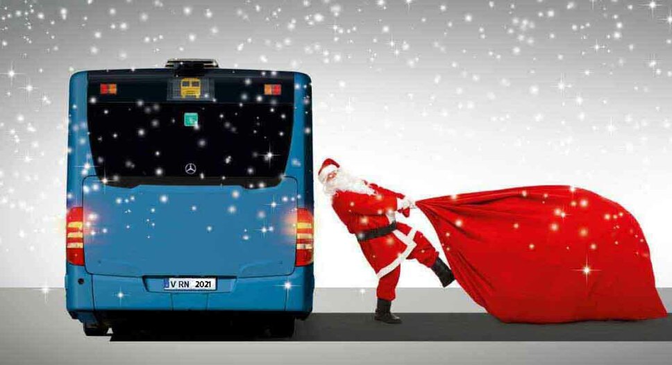Weihnachtsmann neben einem Bus