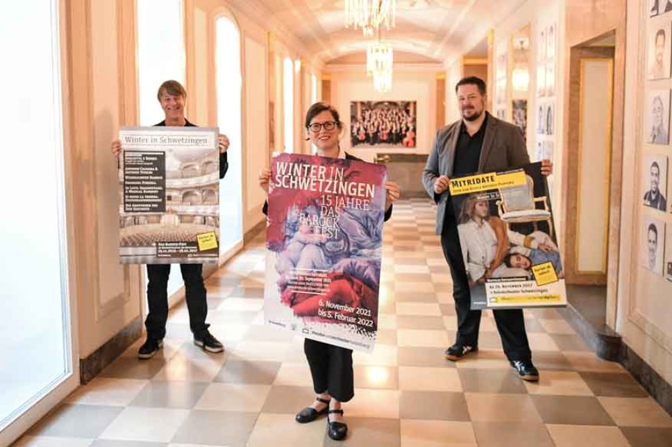 3 Personen halten Werbeplakate zum Barock-Fest