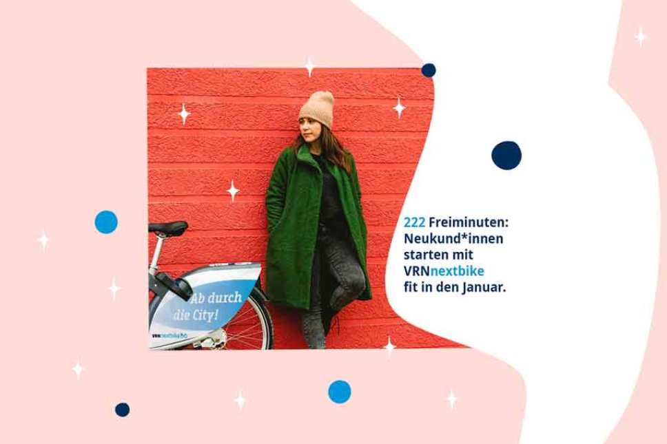 Frau neben einem Fahrrad