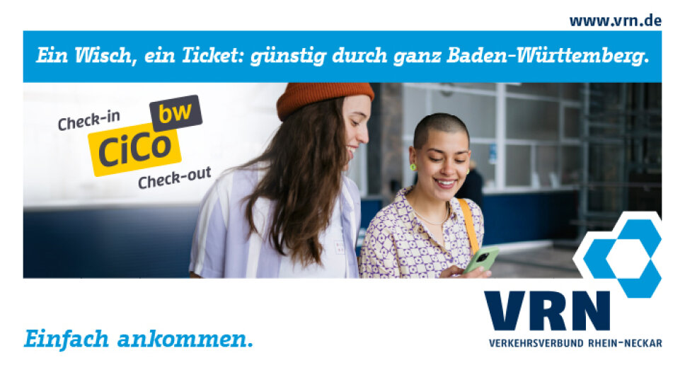 zwei junge Frauen schauen auf ein Smartphone
