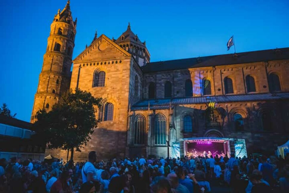 Konzerbühne vor dem Wormser Dom