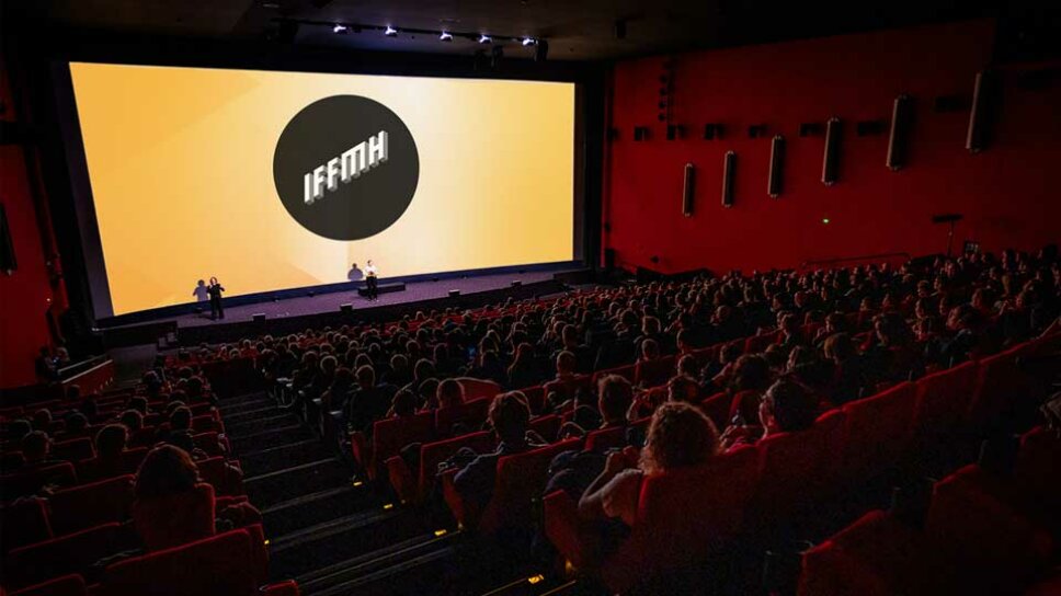 Personen sitzen im Kino