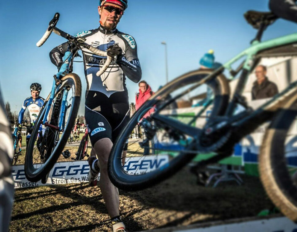 Rennfahrer mit Fahrrad auf der Rennstrecke