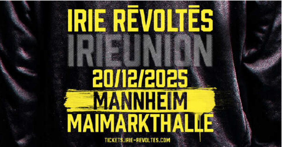 Ankündigung der Veranstaltung auf der Rückseite einer schwarzen Jacke