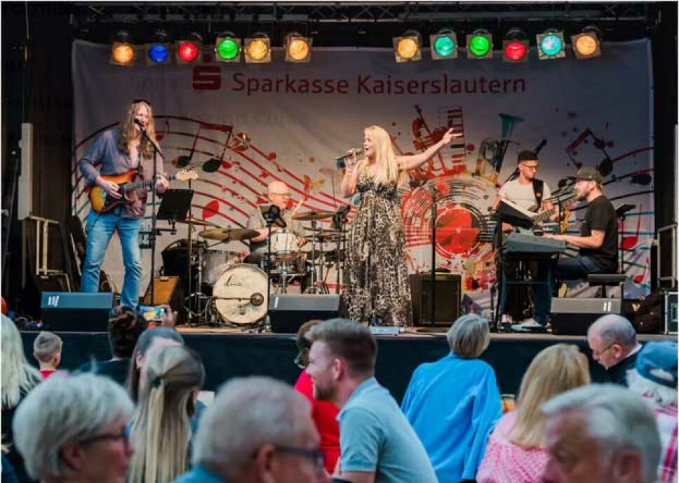 eine Band spielt auf einer Bühne