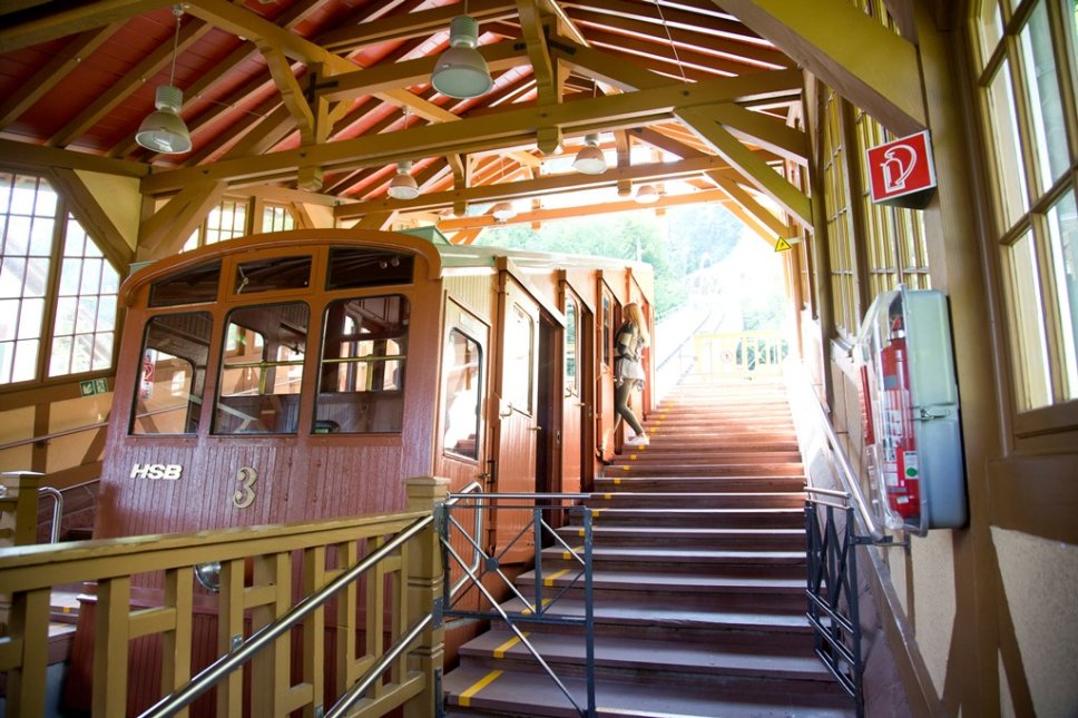 Obere Bergbahn In Station