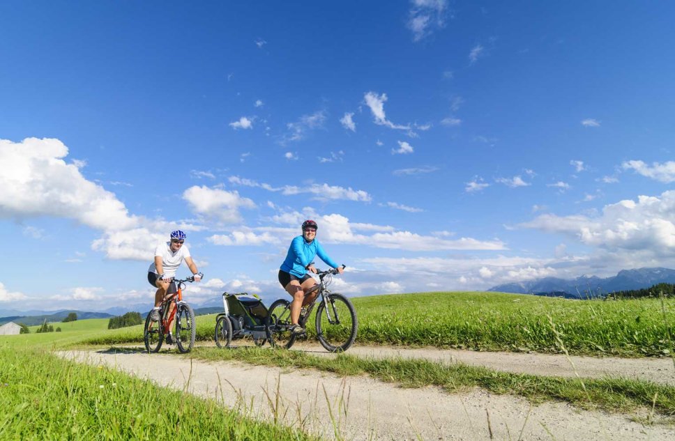 2 Personen auf Fahrrädern auf einem Radweg