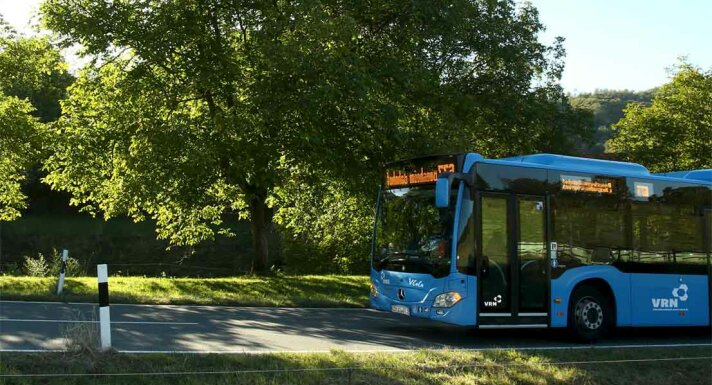 Bus auf einer Landstrasse