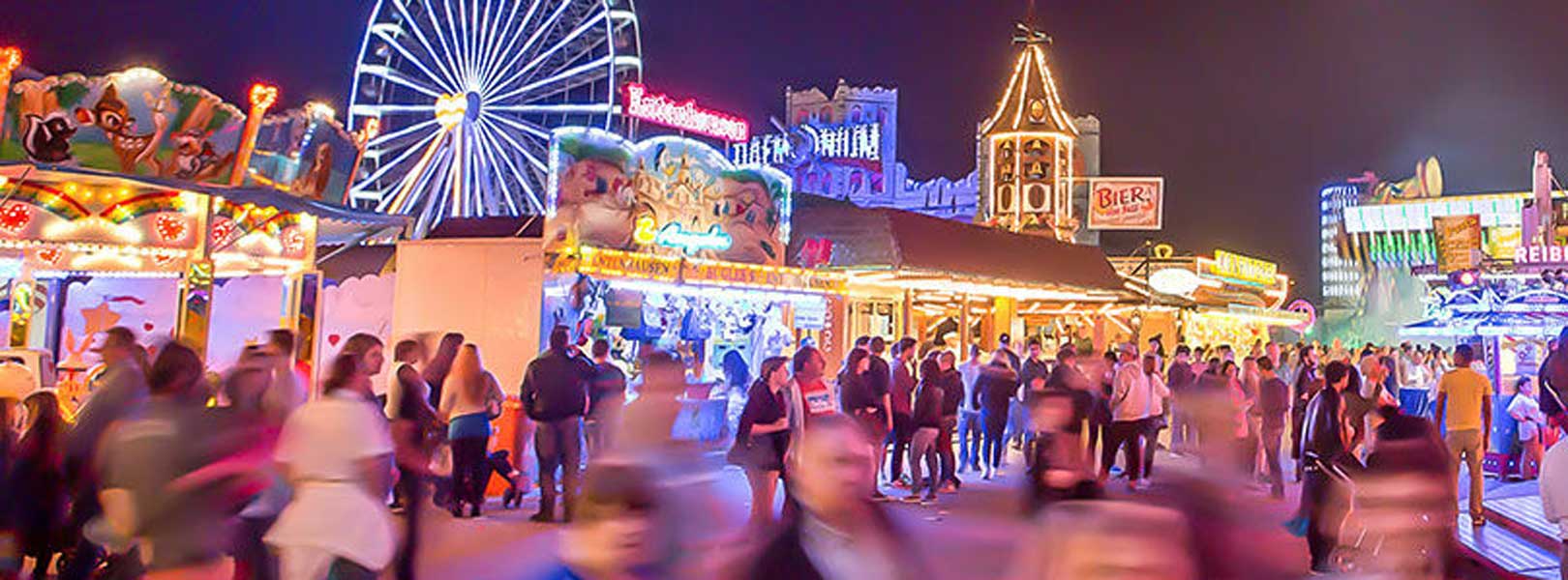 viele Personen auf einem Volksfest