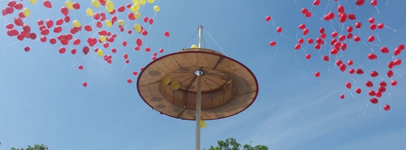 viele bunte Luftballons fliegen in einen blauen Himmel