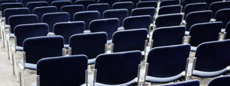 Stuhlreihe in einem Konferenzraum