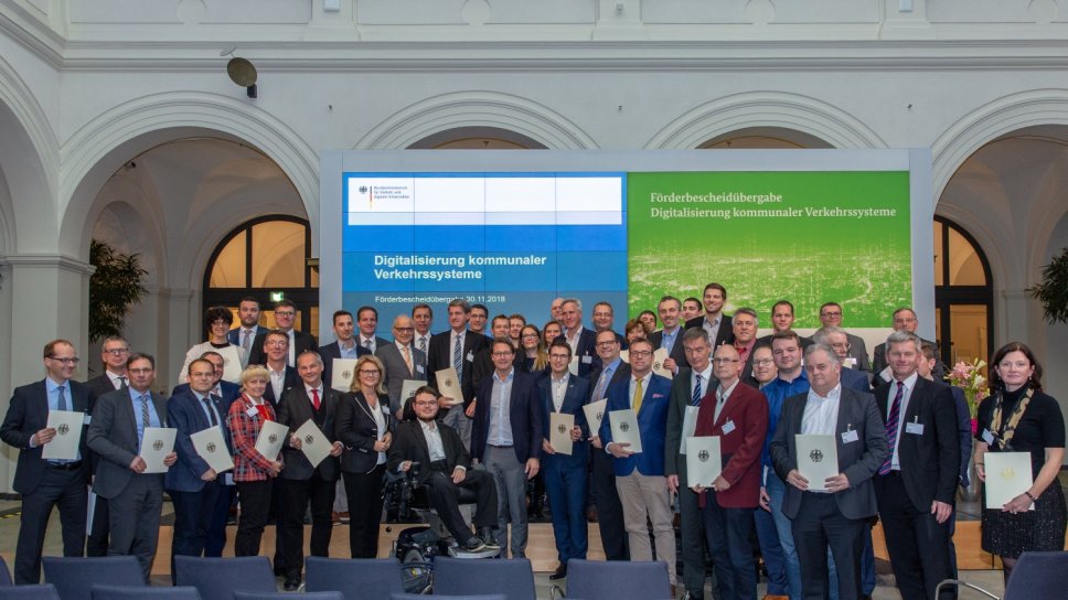 Gruppenbild Übergabe Förderbescheide 30-11-2018-kl