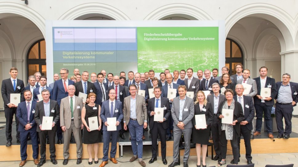 Foto Gruppe-Übergabe Bmvi Förderbescheid Digi Verkehrssysteme-i-kl